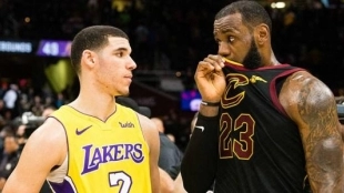 Lonzo Ball, con LeBron James.