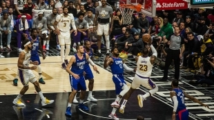 LeBron James, ante Paul George, en un Lakers-Clippers de la presente temporada.