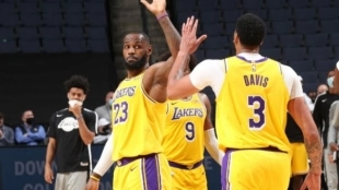 LeBron James saluda a Anthony Davis durante un tiempo muerto "Foto: NBA.com"