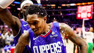 Lou Williams, tras meter la canasta ganadora.