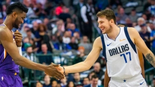 Luka Doncic se da la mano con Deandre Ayton durante el Mavs-Suns.