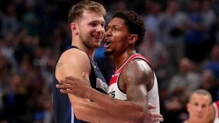 Luka Doncic, jugador de Dallas Mavericks, y Bradley Beal, jugador de Washington Wizards.