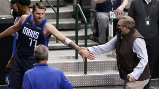 Luka Doncic, estrella de Dallas Mavericks, saludando a Donnie Nelson.