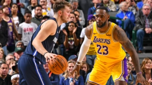 Luka Doncic y LeBron James, estrellas de la NBA. 