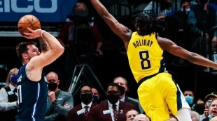 Luka Doncic y Dirk Nowitzki, jugadores de Dallas Mavericks.