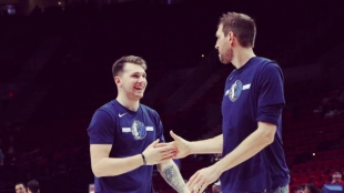 Luka Doncic y Dirk Nowitzki, en el banquillo ante los Grizzlies.