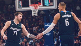 Luka Doncic y Kristaps Porzingis, jugadores de los Mavs.