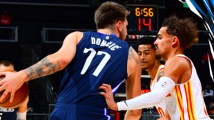 Luka Doncic, encarando a Trae Young.
