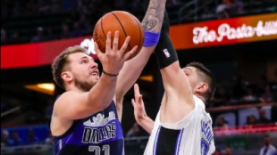 Luka Doncic ataca el aro pese a la oposición de Nikola Vucevic. Foto: Getty.