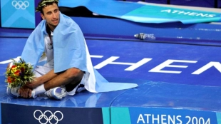 Manu Ginóbili ganó el Oro Olímpico en Atenas 2004.