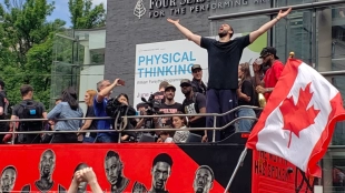 Marc Gasol celebra la victoria de los Raptors en el autobús.
