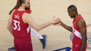 Marc Gasol y Serge Ibaka, durante un partido de Toronto Raptors. 