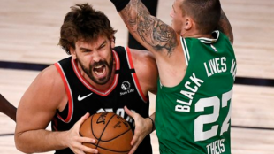Marc Gasol ataca el aro rival ante los Celtics.