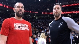 Marc Gasol y Pau Gasol durante un encuentro de temporada regular en la NBA.
