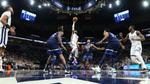 Mike Conley penetra a canasta.