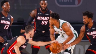 Giannis Antetokounmpo, defendido por cuatro jugadores de Miami Heat.