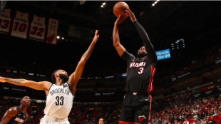 Dwayne Wade intenta una canasta ante los Nets.