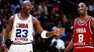 Michael Jordan y Kobe Bryant durante un All Star de la NBA.