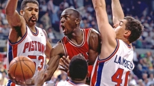Michael Jordan, intentando anotar ante la defensa de Detroit Pistons en 1988.