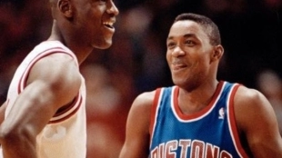 Michael Jordan e Isiah Thomas, ex jugadores y rivales en la NBA.