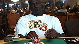 Michael Jordan, jugando al póker. 
