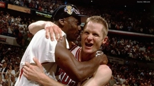 Michael Jordan se abraza a Steve Kerr.