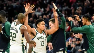 Malcolm Brogdon y Khris Middleton, con la camiseta de los Bucks.