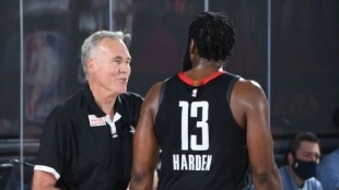 James Harden y Mike D'Antoni en un partido de los Houston Rockets.