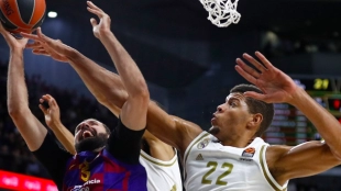 Tabares tapona una entrada a canasta de Mirotic.