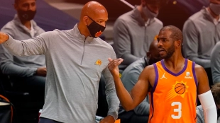 Chris Paul, junto a su entrenador en Phoenix Suns Monty Williams.