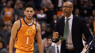 Monty Williams, junto a Devin Booker: entrenador y estrella de Phoenix Suns. 
