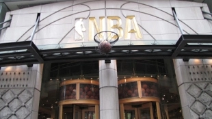Entrada de una de tienda de la NBA en Estados Unidos