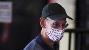 Adam Silver con una mascarilla con el logo de la NBA.