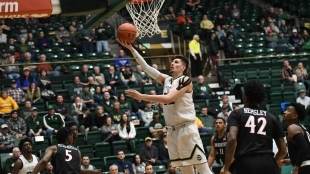 Carvacho anota una bandeja jugando en la NCAA, Foto: Colorado State University