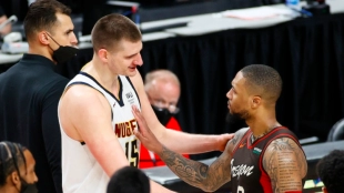 Nikola Jokic, felicitado por Damian Lillard.
