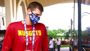 Nikola Jokic aterrizó por fin en Orlando.