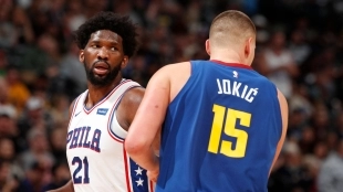 Joel Embiid, junto a Nikola Jokic.
