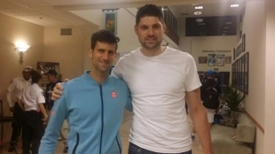Nikola Vucevic, junto a Novak Djokovic. 