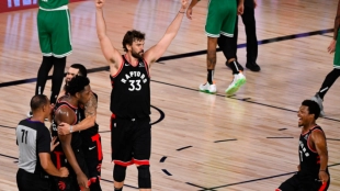 Los jugadores de los Raptors celebran el game winner de OG Anunoby.