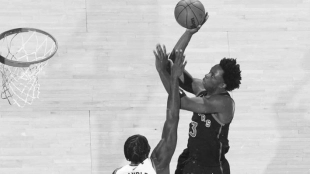 OG Anunoby, brazos en jarra con la casaca de Toronto Raptors "Foto: Offside"