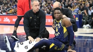 Victor Oladipo, siendo atendido tras su caída