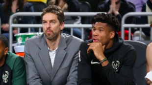 Pau Gasol junto a Giannis Antetokounmpo en los Bucks.