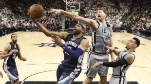 Pau Gasol tapona a Vince Carter durante un Grizzlies-Spurs.