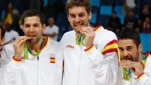 Reyes, Gasol y Navarro celebrando una medalla olímpica. 
