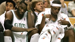 Paul Pierce, hundido en el banquillo de Boston Celtics.