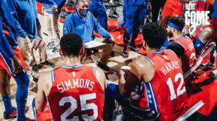 Doc Rivers, el jefe de los Sixers, junto a sus chicos. 