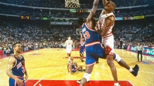 Pippen supera a Ewing para uno de los posters más icónicos de la historia. Foto: nba.com
