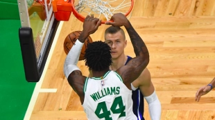 Williams machaca el aro en la cara de Porzingis.