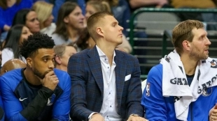 Kristaps Porzingis, junto a Dirk Nowitzki en el banquillo de los Mavericks.