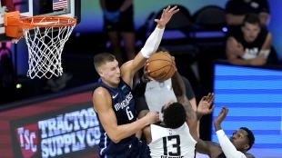Kristaps Porzingis se queja de Los Angeles Clippers. Foto: gettyimages